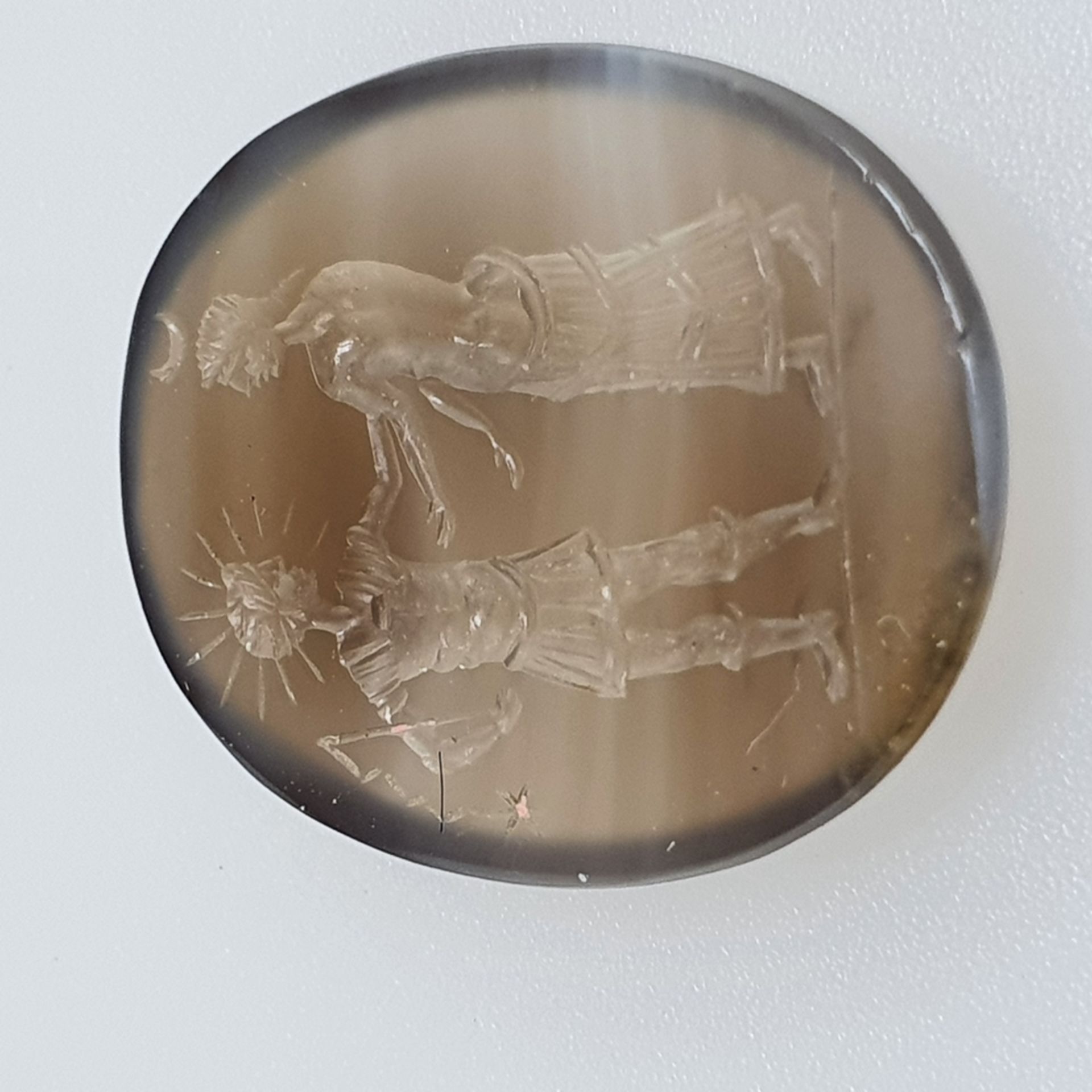 Stein-Gemme / Intaglio - griechisch, Achat, oval, flache Seite geschnitzt mit Helios und Selene ( - Bild 2 aus 5