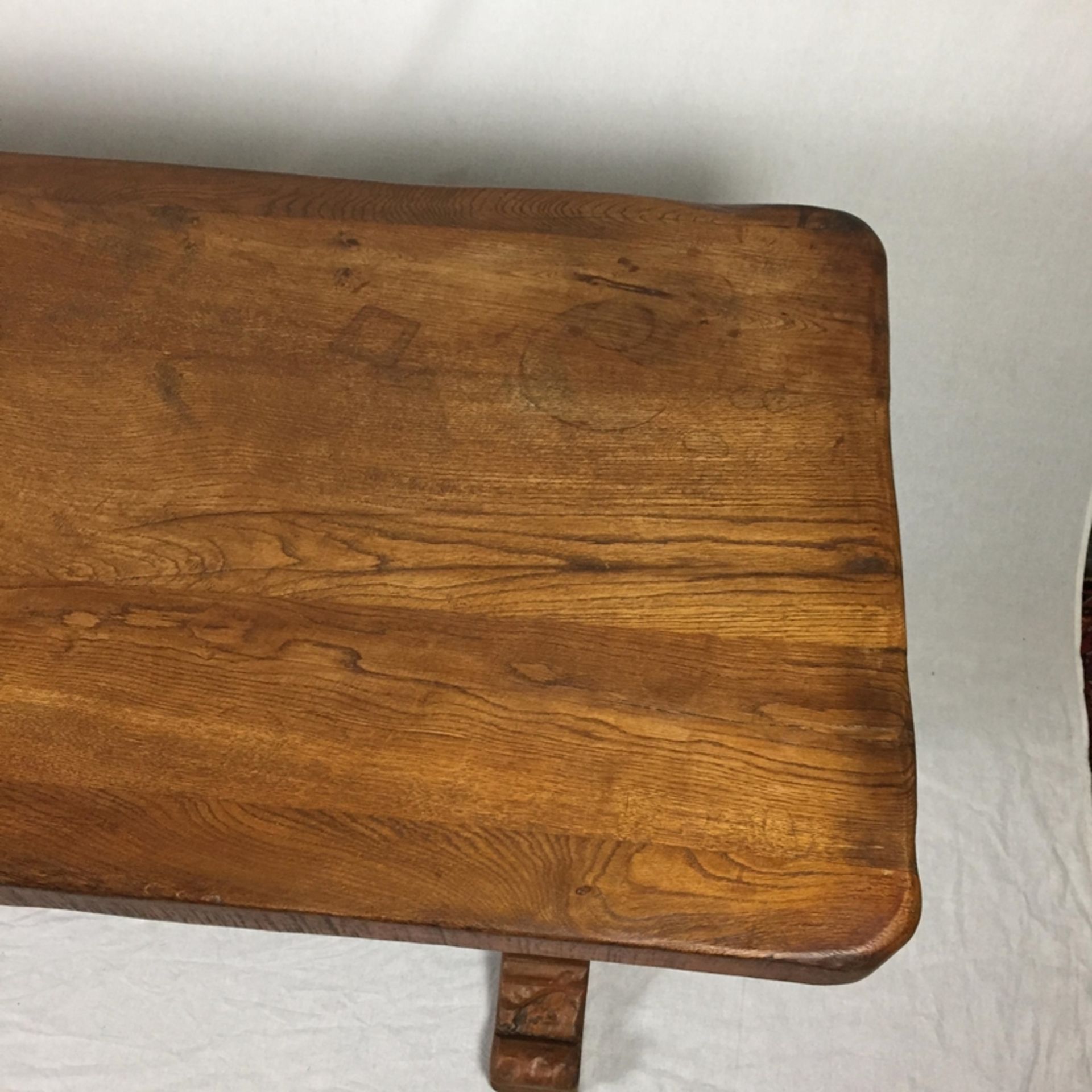 Wangen-Tisch - dunkel gebeiztes Massivholz, geschnitztes Untergestell mit Wangen und Querverbindung, - Bild 2 aus 10