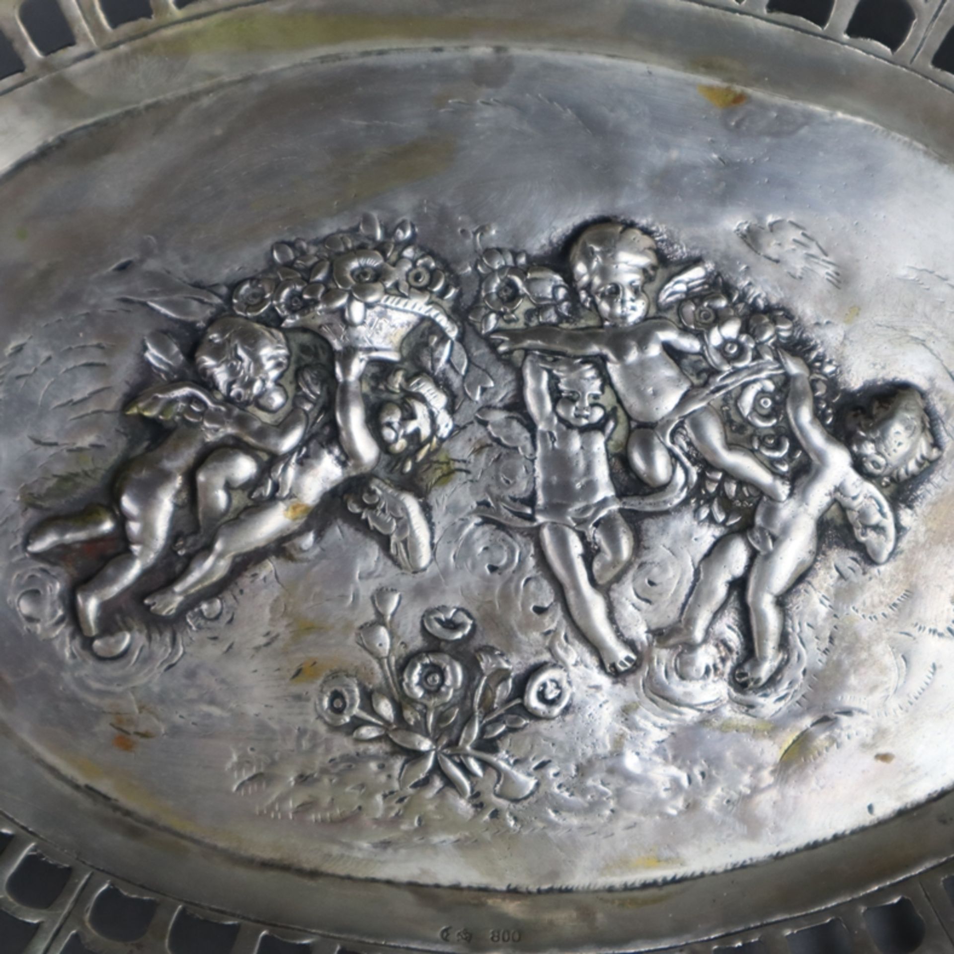 Ovale Korbschale - Silber, um 1900, Punzen: Halbmond/Krone, 800, im Spiegel Puttendekor im Relief, - Bild 3 aus 7
