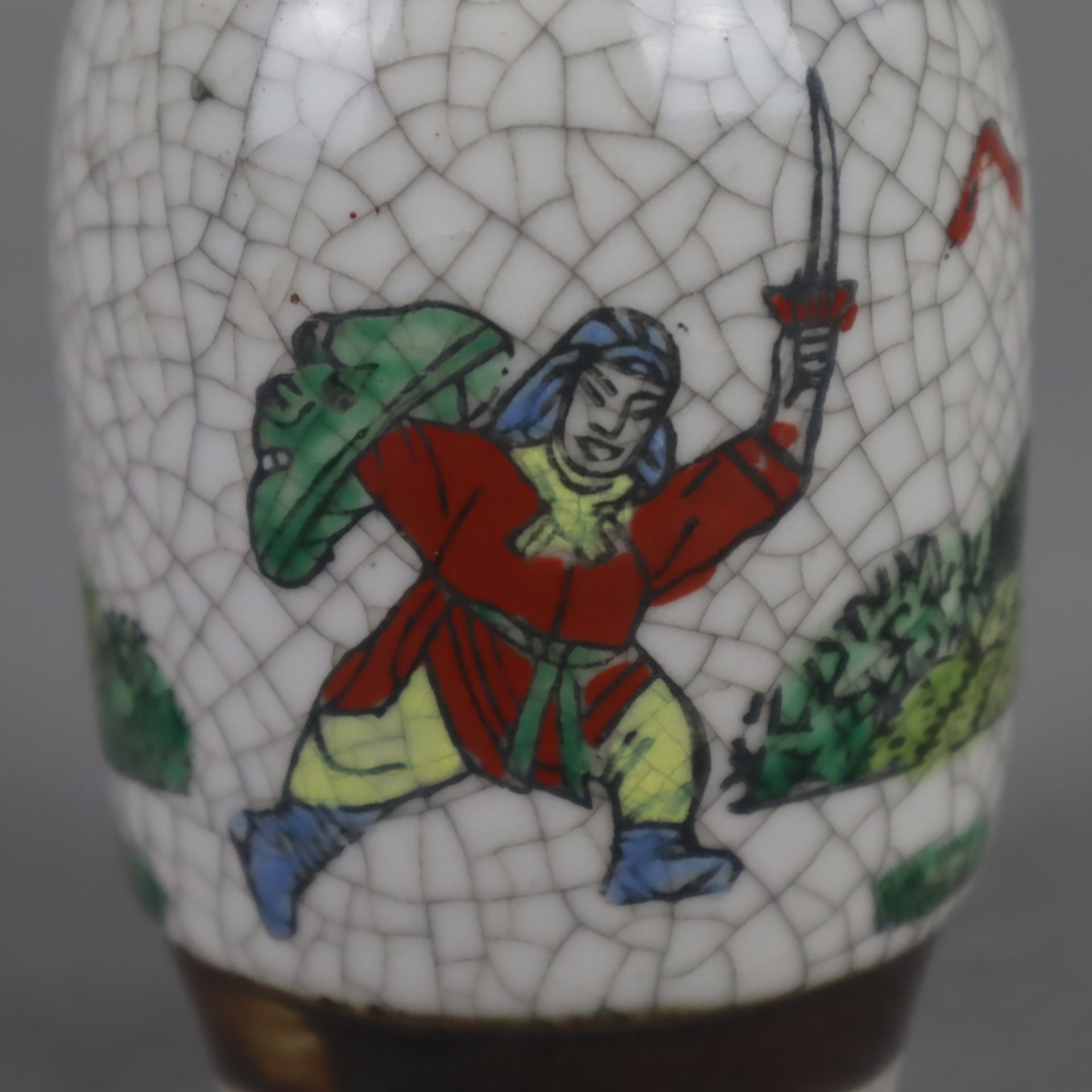 Kleine Balustervase - China, 20.Jh., polychrome Emailbemalung mit Kriegerszene, gräuliche Glasur mit - Image 6 of 8