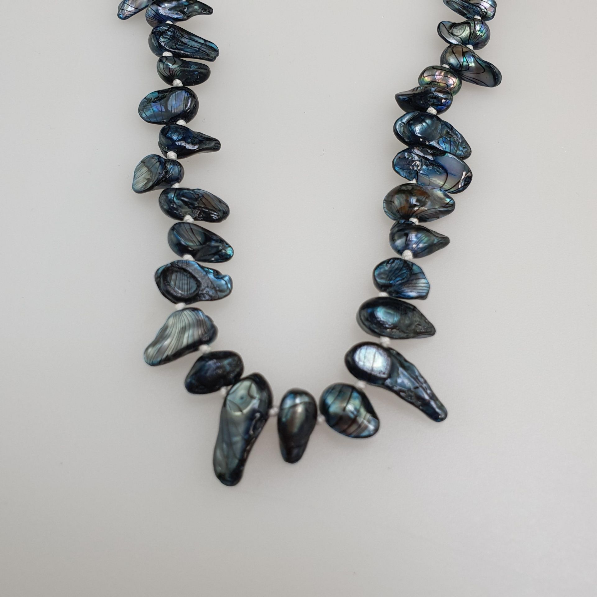 Süßwasserperlen-Collier - Barockperlen mit blauem Lüster und dunklen Streifen, L.ca.8 bis 16mm, - Bild 4 aus 5