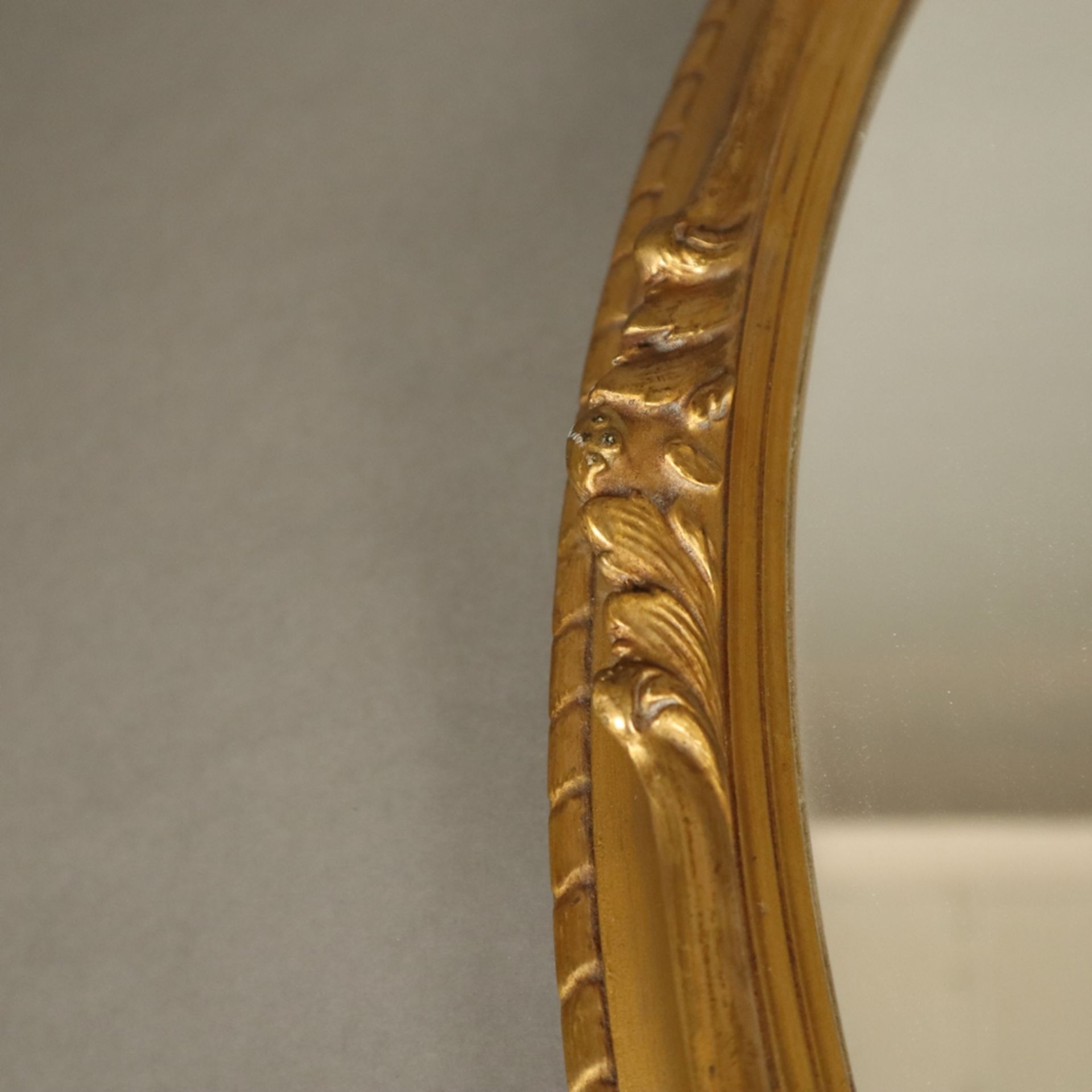 Wandspiegel - Holz/Stuck, ovale Form mit Reliefdekor, vergoldet, min. bestoßen, ca.68x58cm - Bild 3 aus 4
