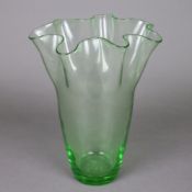 Ziervase in "Fazzoletto"- Form - Taschentuchvase, grünes Glas, mehrfach gefaltete Wandung, Boden