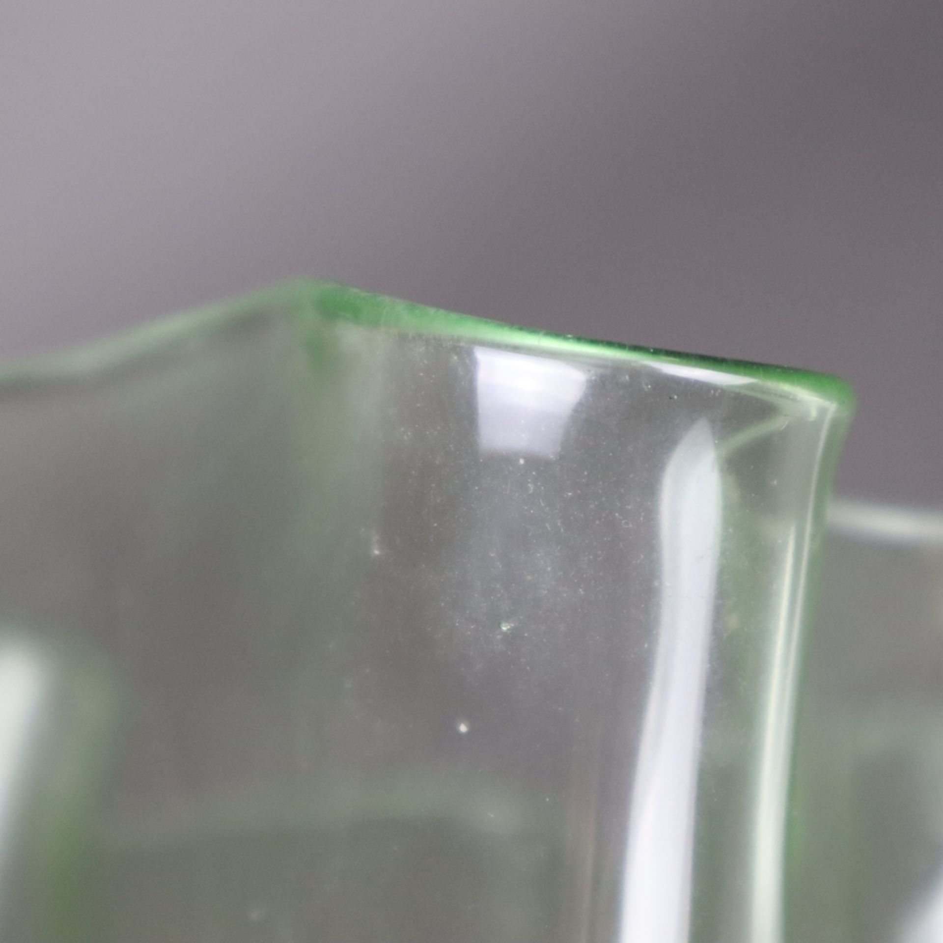Ziervase in "Fazzoletto"- Form - Taschentuchvase, grünes Glas, mehrfach gefaltete Wandung, Boden - Bild 6 aus 7