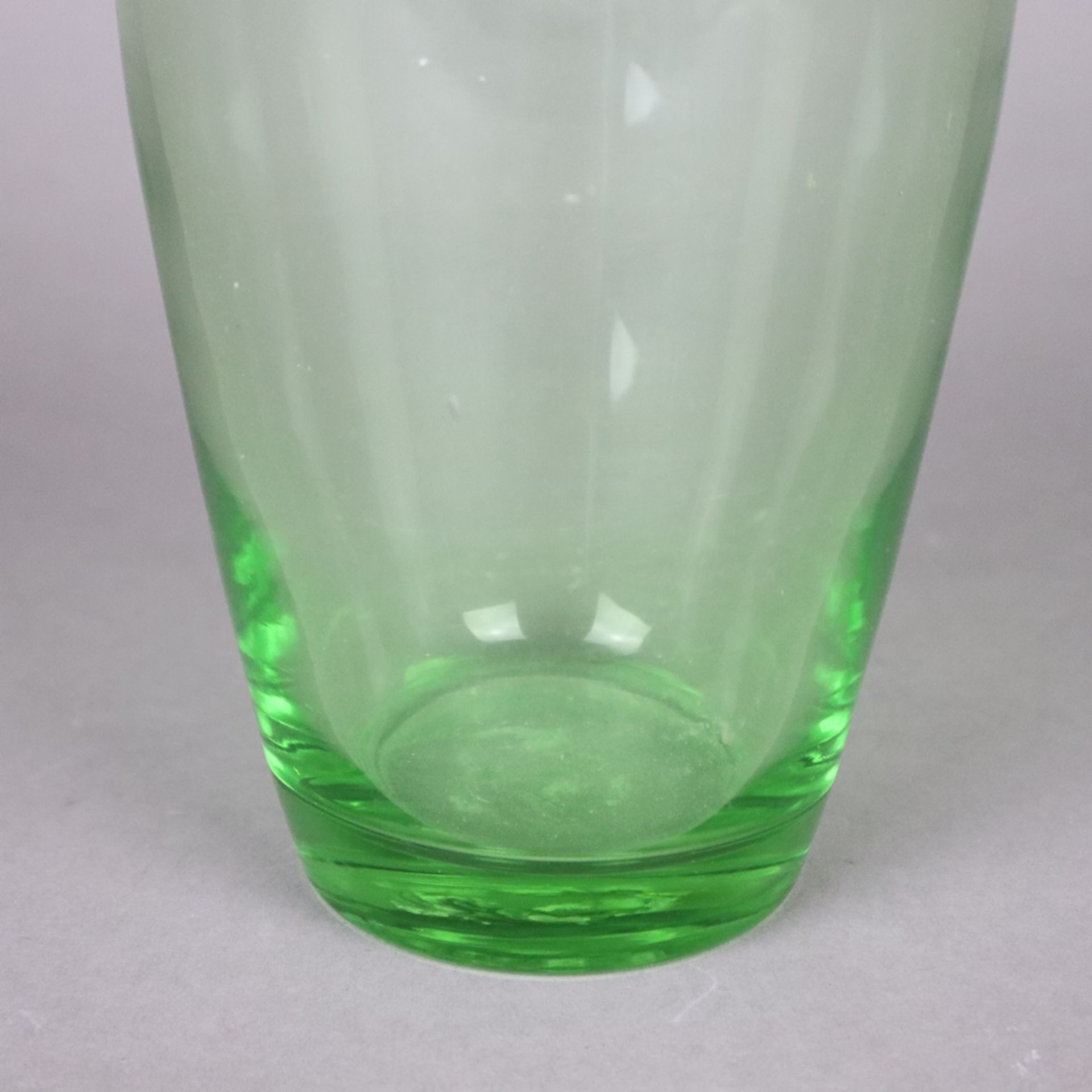 Ziervase in "Fazzoletto"- Form - Taschentuchvase, grünes Glas, mehrfach gefaltete Wandung, Boden - Bild 4 aus 7