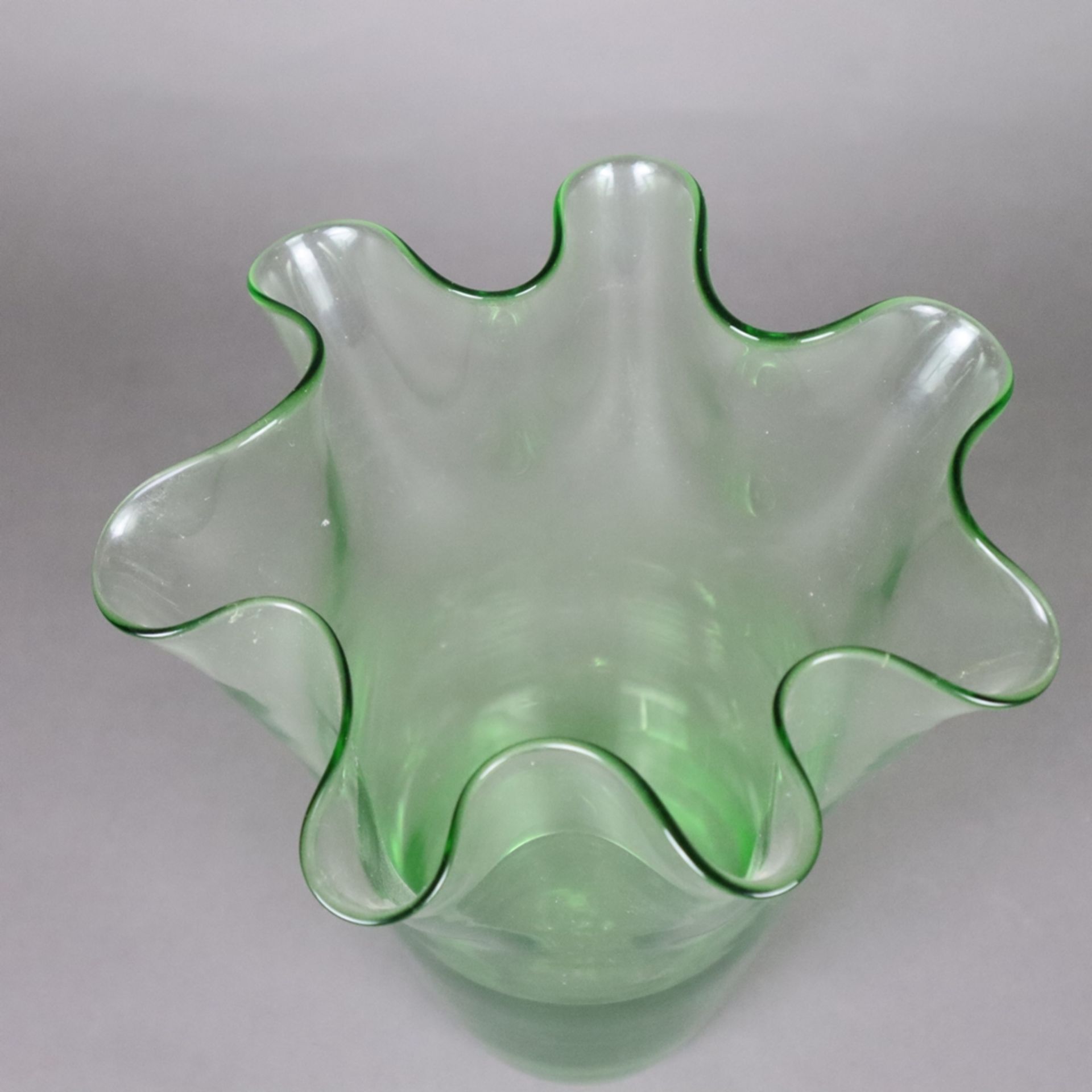 Ziervase in "Fazzoletto"- Form - Taschentuchvase, grünes Glas, mehrfach gefaltete Wandung, Boden - Bild 3 aus 7