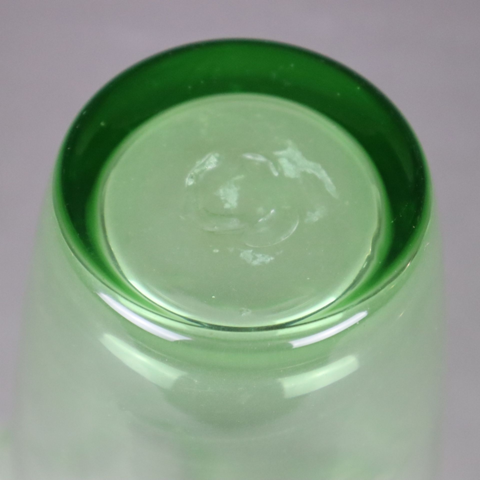 Ziervase in "Fazzoletto"- Form - Taschentuchvase, grünes Glas, mehrfach gefaltete Wandung, Boden - Bild 5 aus 7