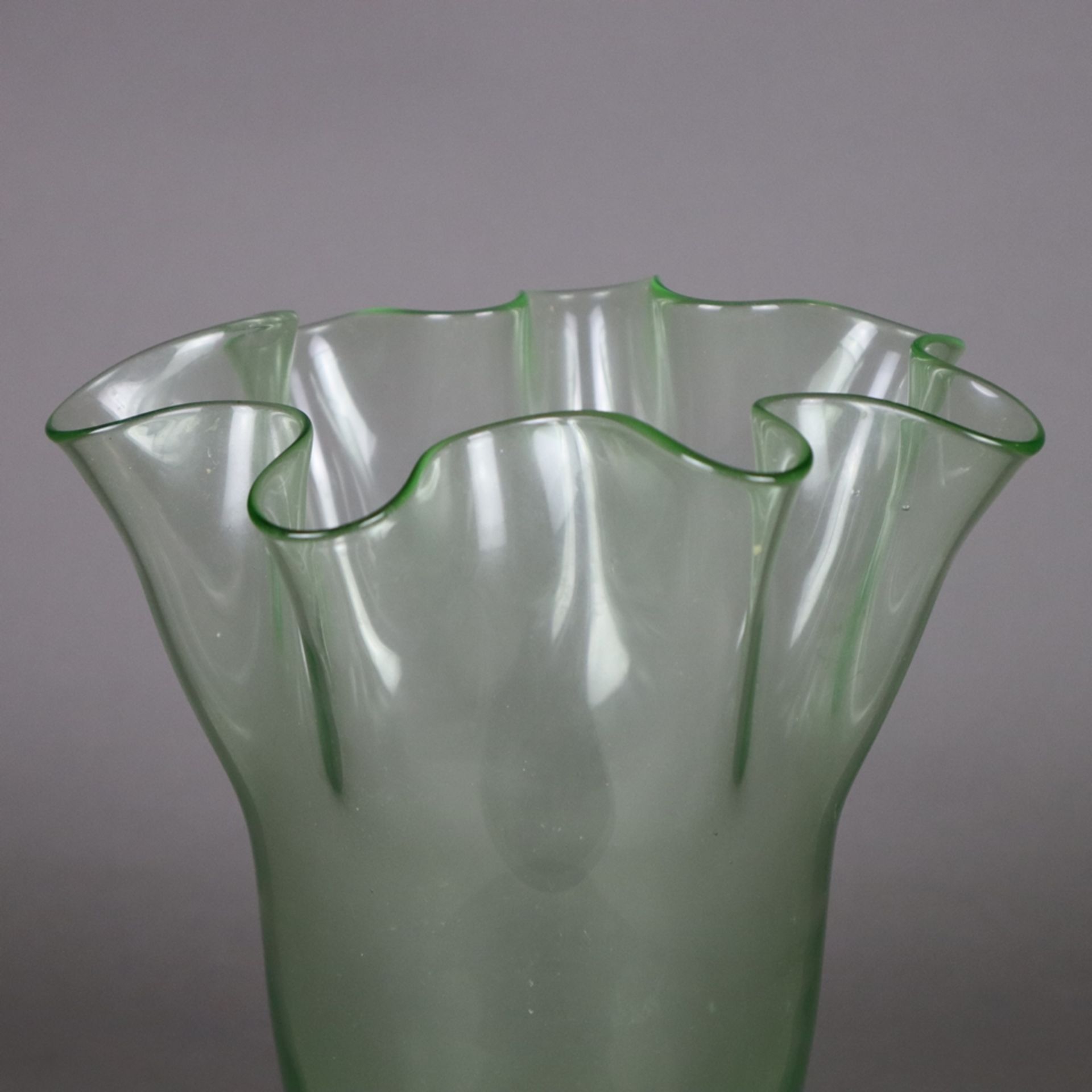Ziervase in "Fazzoletto"- Form - Taschentuchvase, grünes Glas, mehrfach gefaltete Wandung, Boden - Bild 2 aus 7