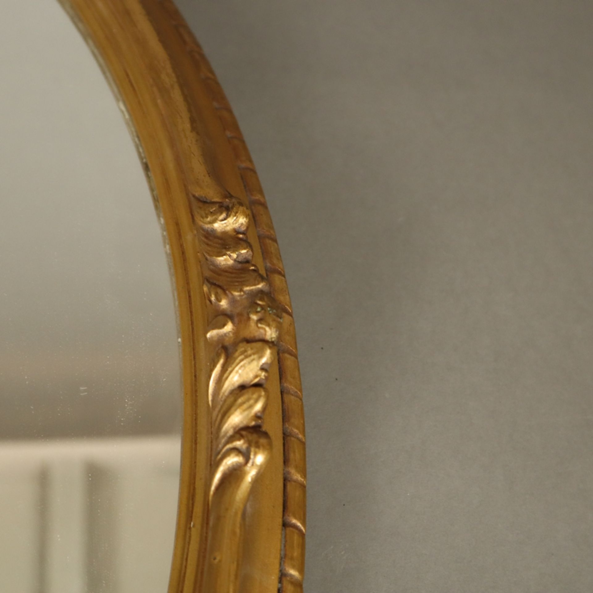 Wandspiegel - Holz/Stuck, ovale Form mit Reliefdekor, vergoldet, min. bestoßen, ca.68x58cm - Bild 2 aus 4