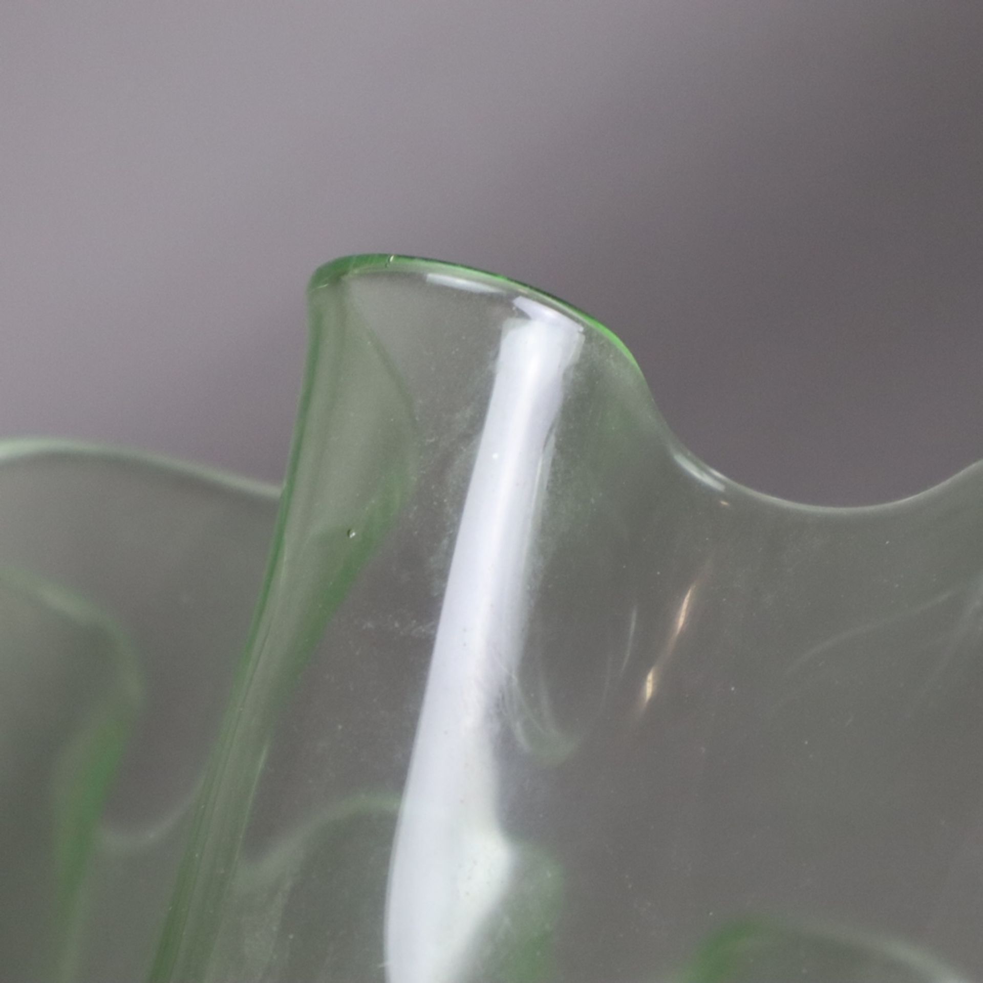 Ziervase in "Fazzoletto"- Form - Taschentuchvase, grünes Glas, mehrfach gefaltete Wandung, Boden - Bild 7 aus 7