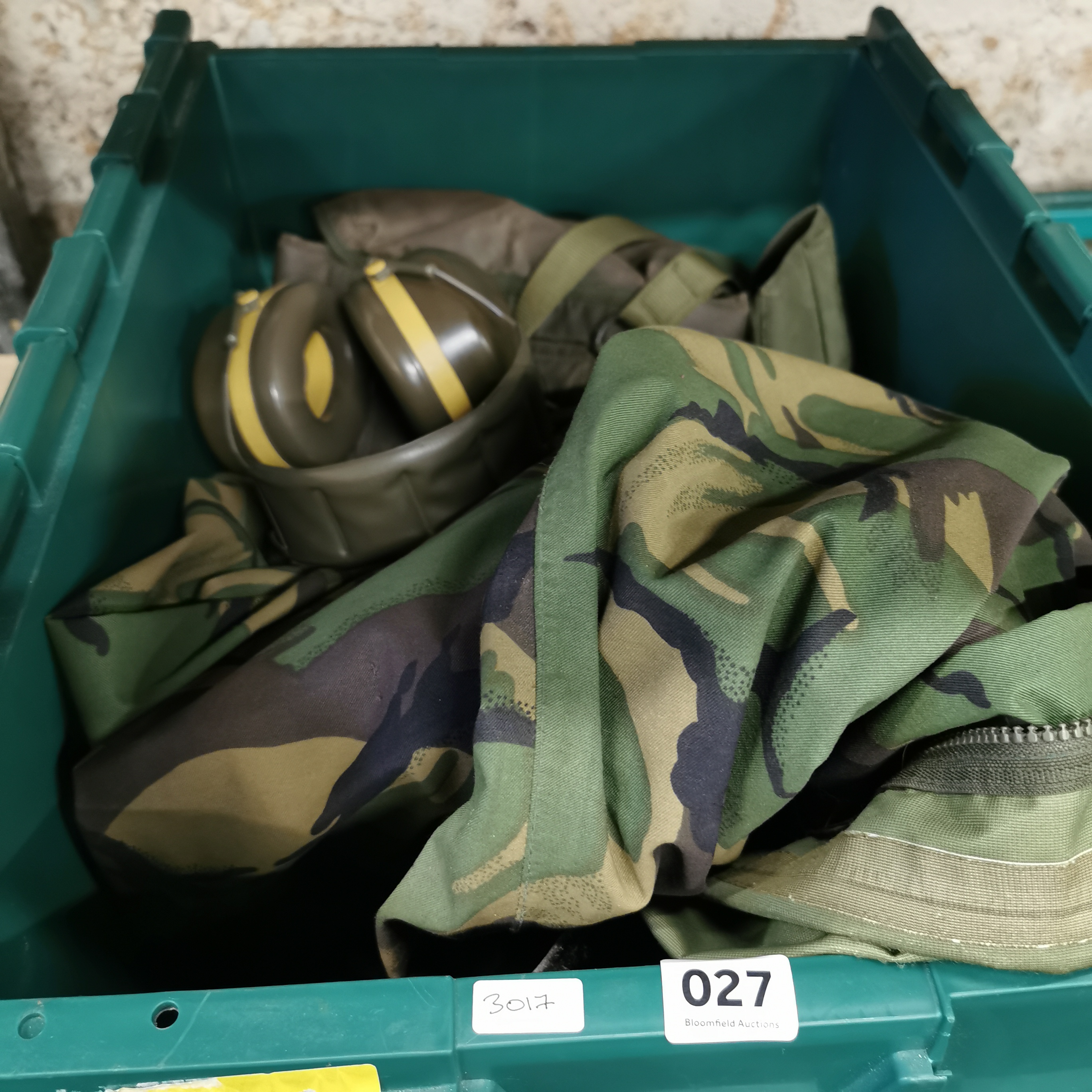 JOB LOT OF MILITARY CLOTHING TO INCLUDE BOOTS, GASMASKS, WATERPROOF CAMO JACKET & VARIOUS WEBBING