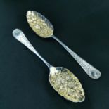 PAIR OF SILVER BERRY SPOONS - SHEFFIELD 1900/01 BY WALKER AND HALL APPROX 136 GRAMS
