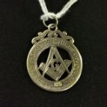 9CT GOLD MASONIC PENDANT WITH INSCRIPTION: 'PRESENTED TO SIR KNIGHT WILLIAM GREGG P.M BY THE MEMBERS
