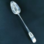 IRISH SILVER SERVING DIVIDING SPOON - DUBLIN 1801 APPROX 149 GRAMS