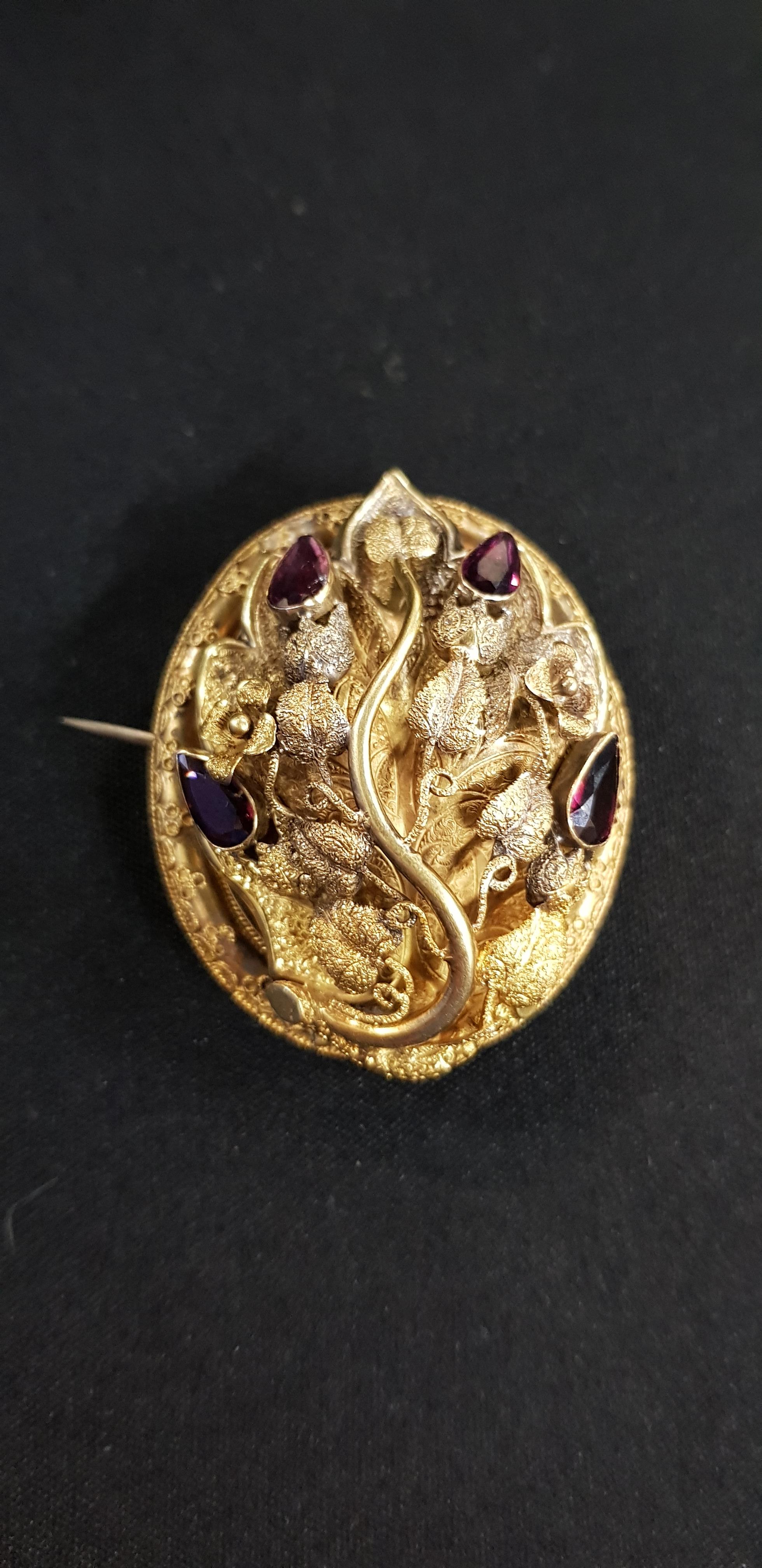 VICTORIAN GOLD (TESTS TO) AND AMETHYST BROOCH