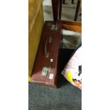 VINTAGE LEATHER SUITCASE