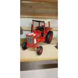 1:16 SCALE 886 INTERNATIONAL TRACTOR