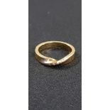 18 CARAT GOLD & DIAMOND RING - TOTAL WEIGHT APPROX 5 GRAMS