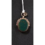 9 CARAT GOLD & BLOODSTONE SWIVEL FOB - APPROX TOTAL WEIGHT 8 GRAMS