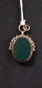9 CARAT GOLD & BLOODSTONE SWIVEL FOB - APPROX TOTAL WEIGHT 8 GRAMS