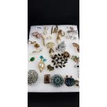 COLLECTION OF VINTAGE BROOCHES