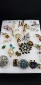 COLLECTION OF VINTAGE BROOCHES