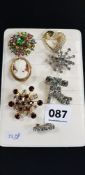 QUANTITY OF VINTAGE BROOCHES