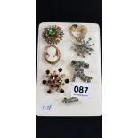 QUANTITY OF VINTAGE BROOCHES