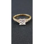18CT YELLOW GOLD AND DIAMOND RING WITH CIRCA TOTAL 1 CARAT OF DIAMONDS