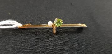 9CT GOLD BAR BROOCH SET WITH PEARL AND PERIDOT