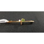 9CT GOLD BAR BROOCH SET WITH PEARL AND PERIDOT