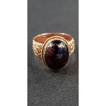 9CT GOLD RING WITH CABAUCHON GARNET