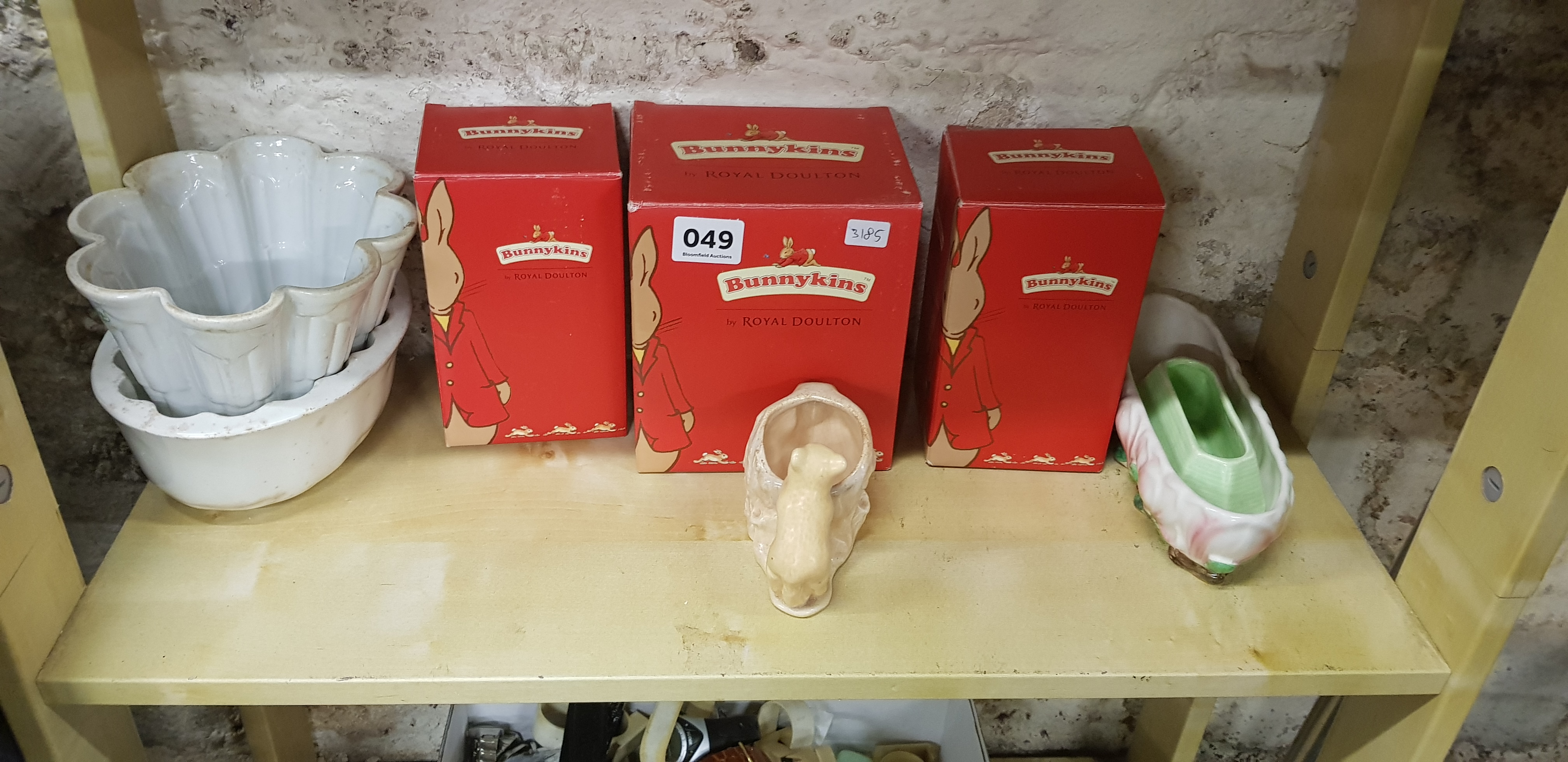 SHELF LOT OF OLD MOULDS, PLANTERS AND MODERN BUNNYKINS