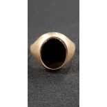 9 CARAT GOLD & ONYX RING CIRCA 3 GRAMS IN TOTAL