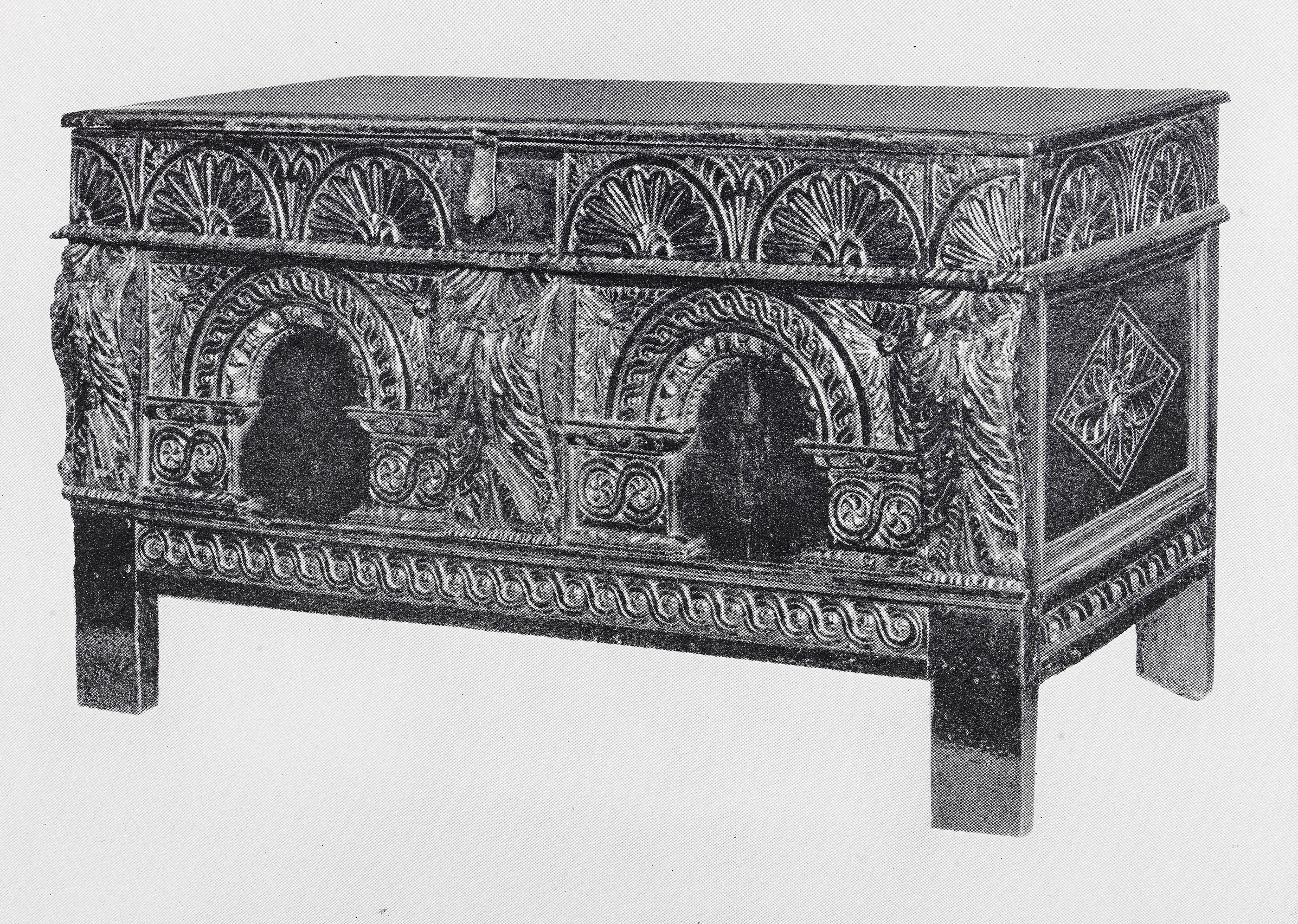 An impressive James I joined oak and elm coffer, Gloucestershire, circa 1610 - Image 2 of 2