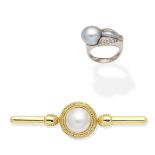 A cultured pearl ring and a cultured mabé pearl brooch (2)