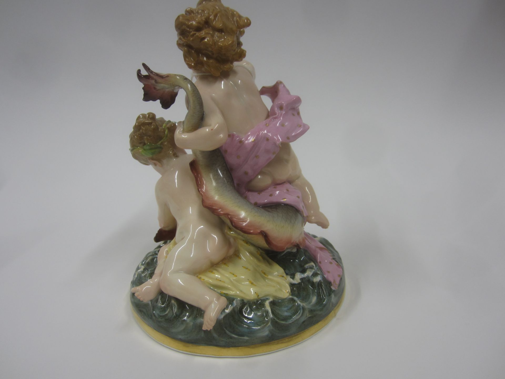 A Meissen figure group of putti and a dolphin Mid 19th century - Bild 3 aus 4