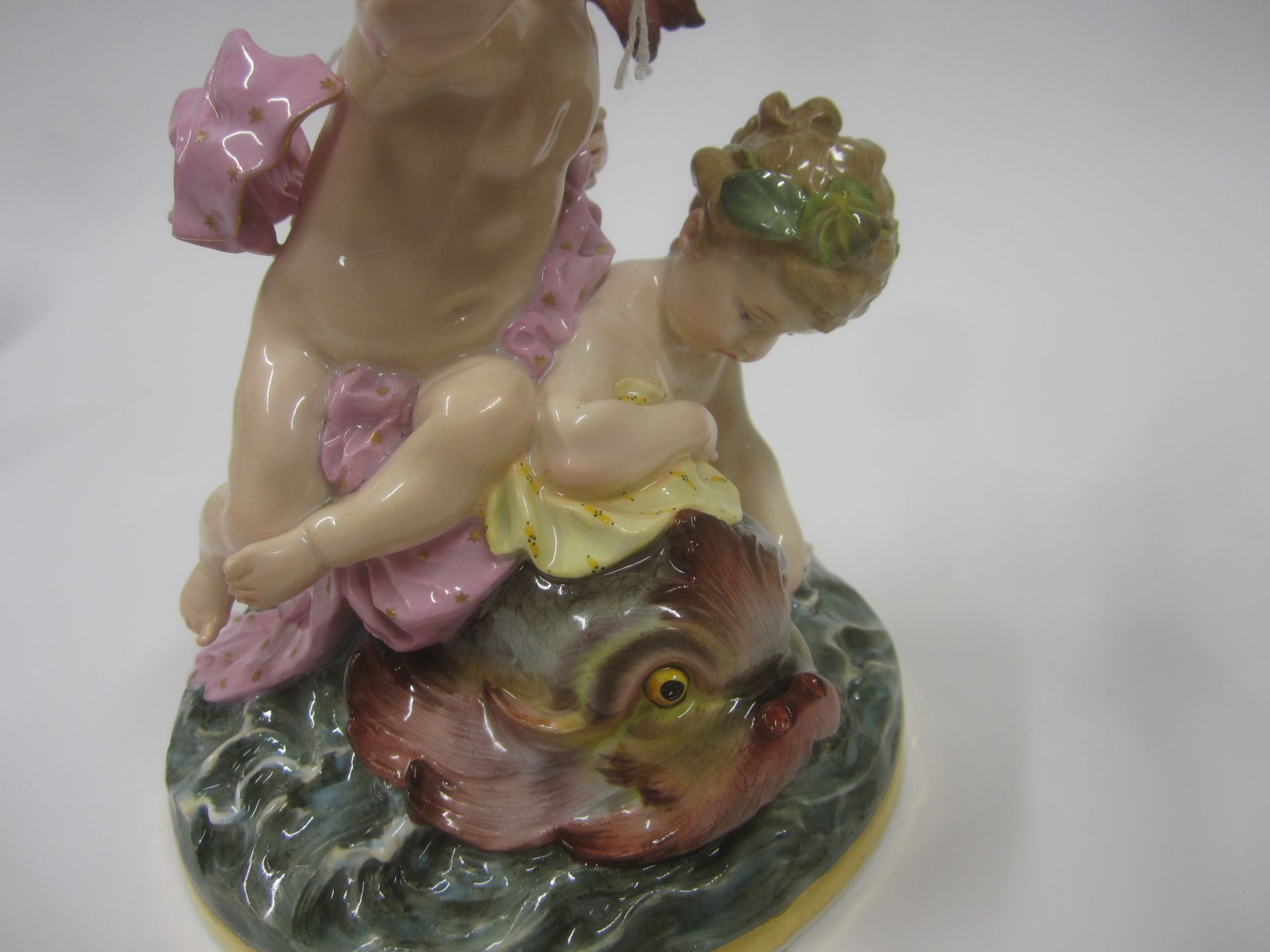 A Meissen figure group of putti and a dolphin Mid 19th century - Bild 4 aus 4
