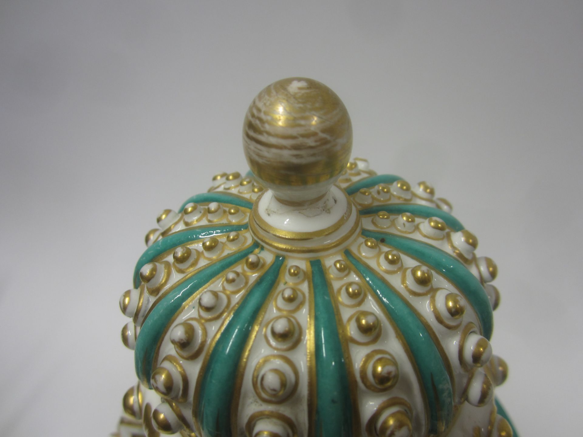 A pair of Coalport vases and covers Circa 1850 - Bild 2 aus 15