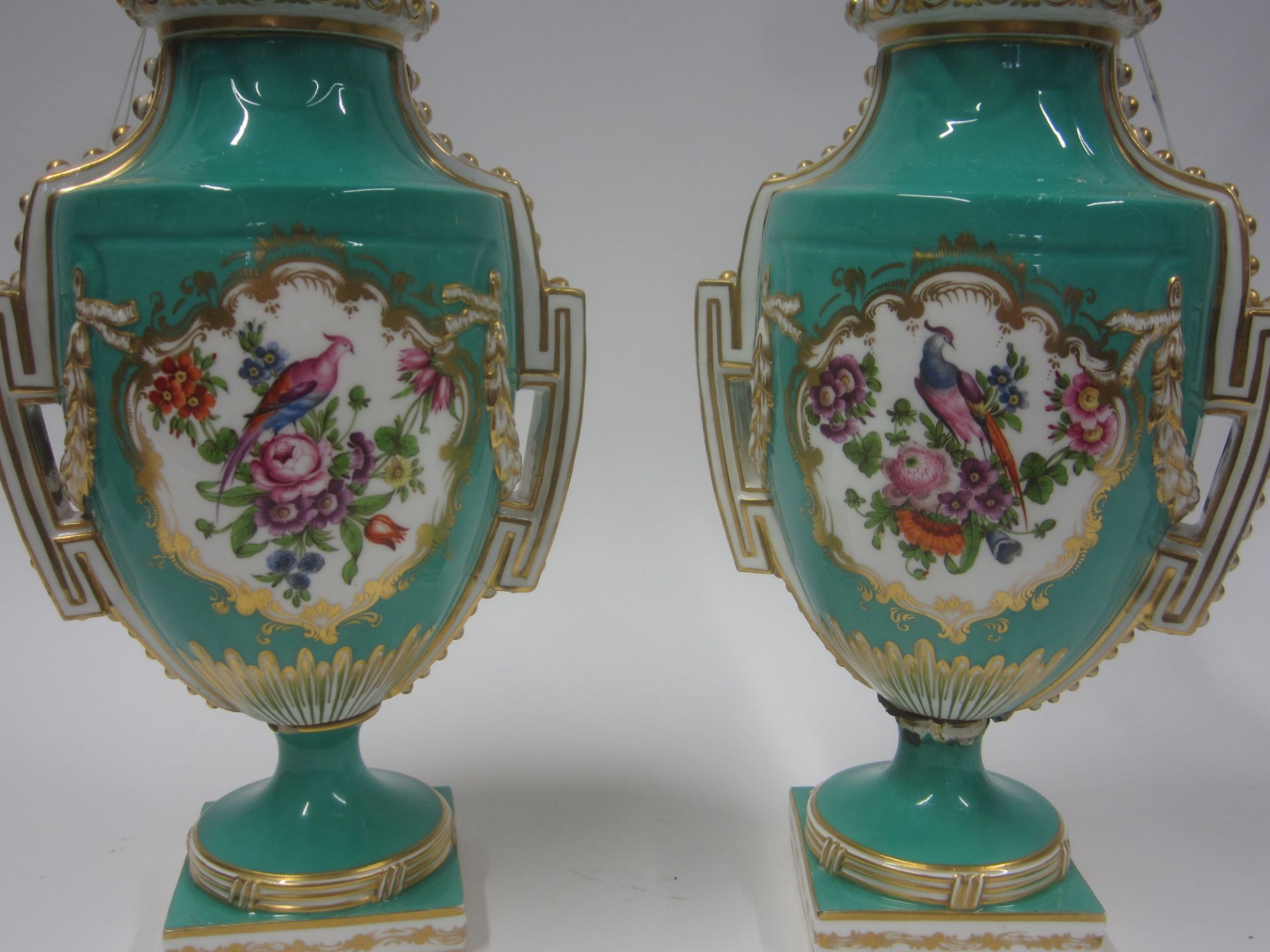 A pair of Coalport vases and covers Circa 1850 - Bild 10 aus 15