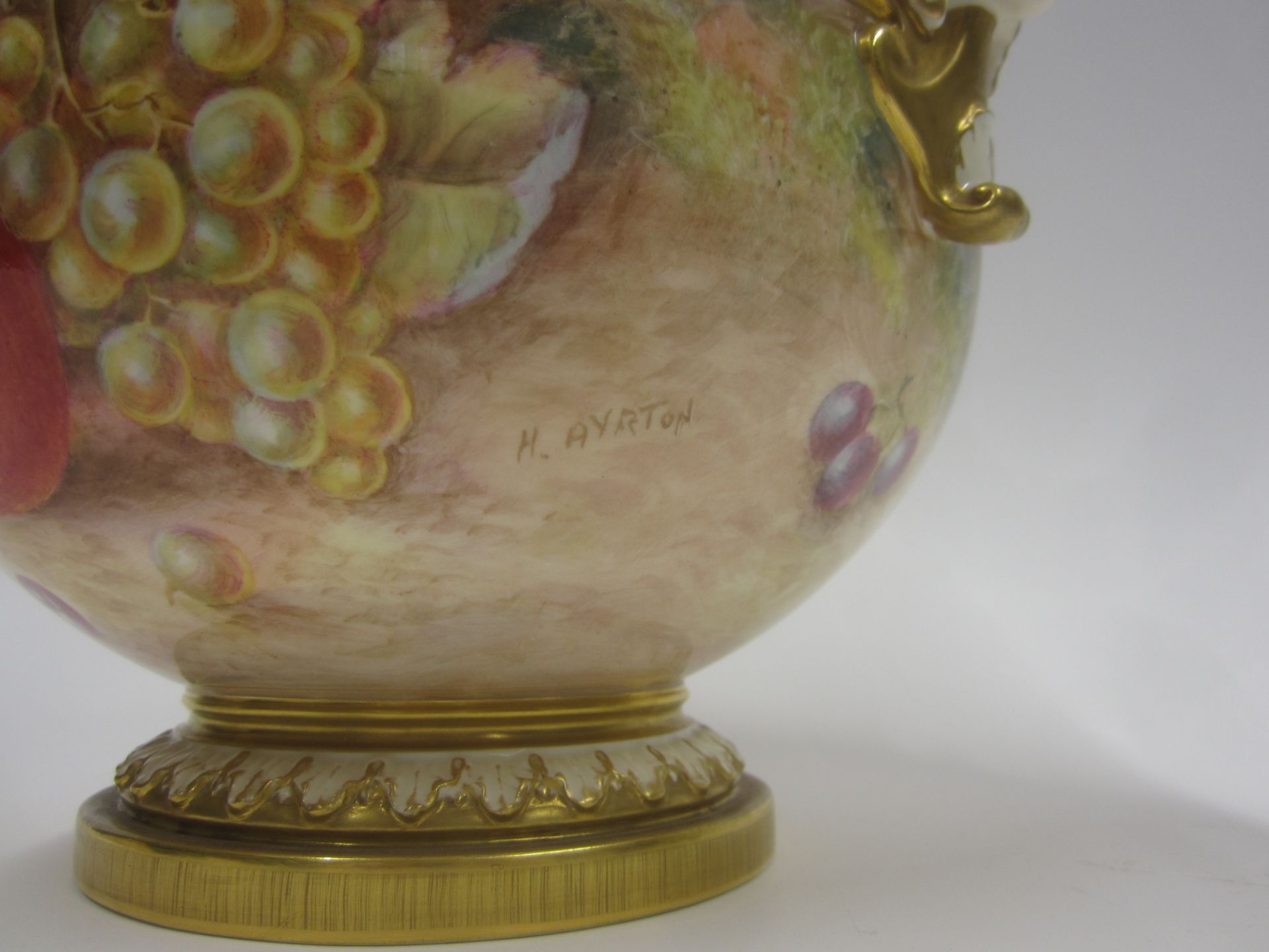 A Royal Worcester fruit painted vase and cover, painted by Harry Ayrton Post-war - Bild 4 aus 5