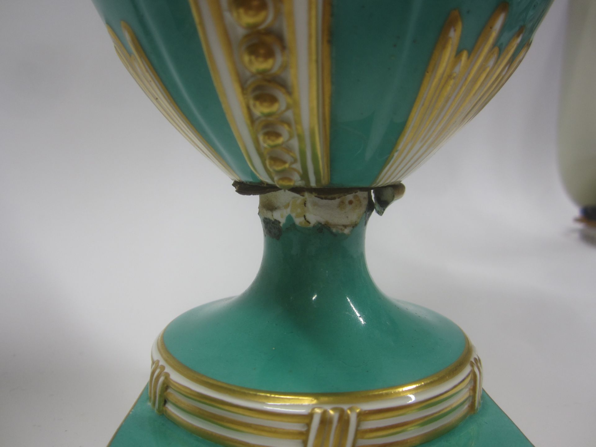 A pair of Coalport vases and covers Circa 1850 - Bild 4 aus 15