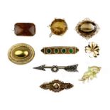 A collection of items, mostly brooches and gentleman's jewellery