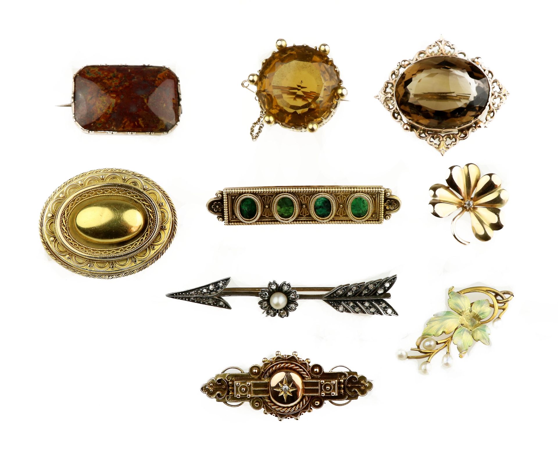 A collection of items, mostly brooches and gentleman's jewellery