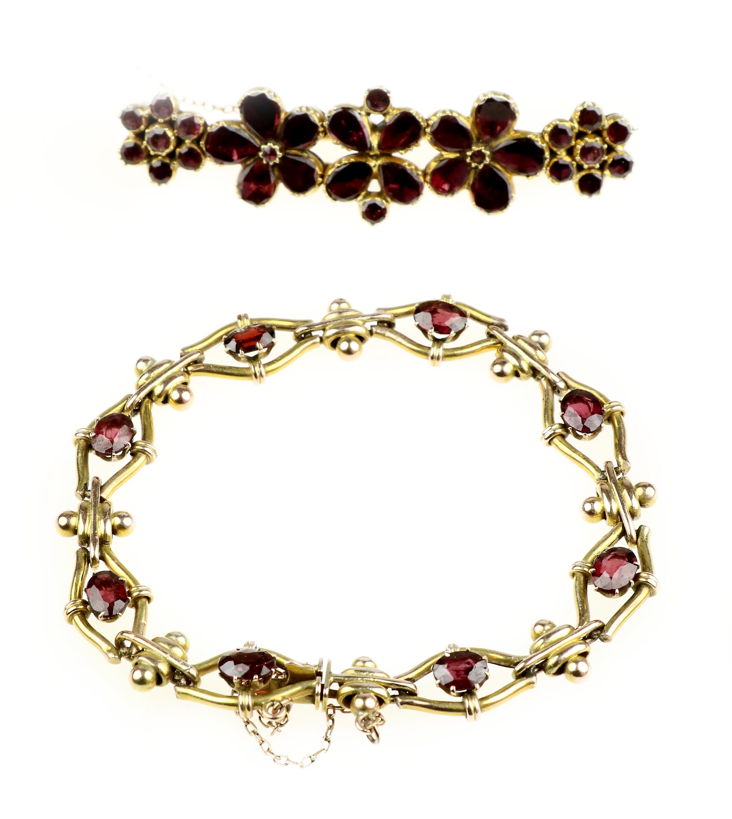 A garnet brooch and bracelet - Image 2 of 2