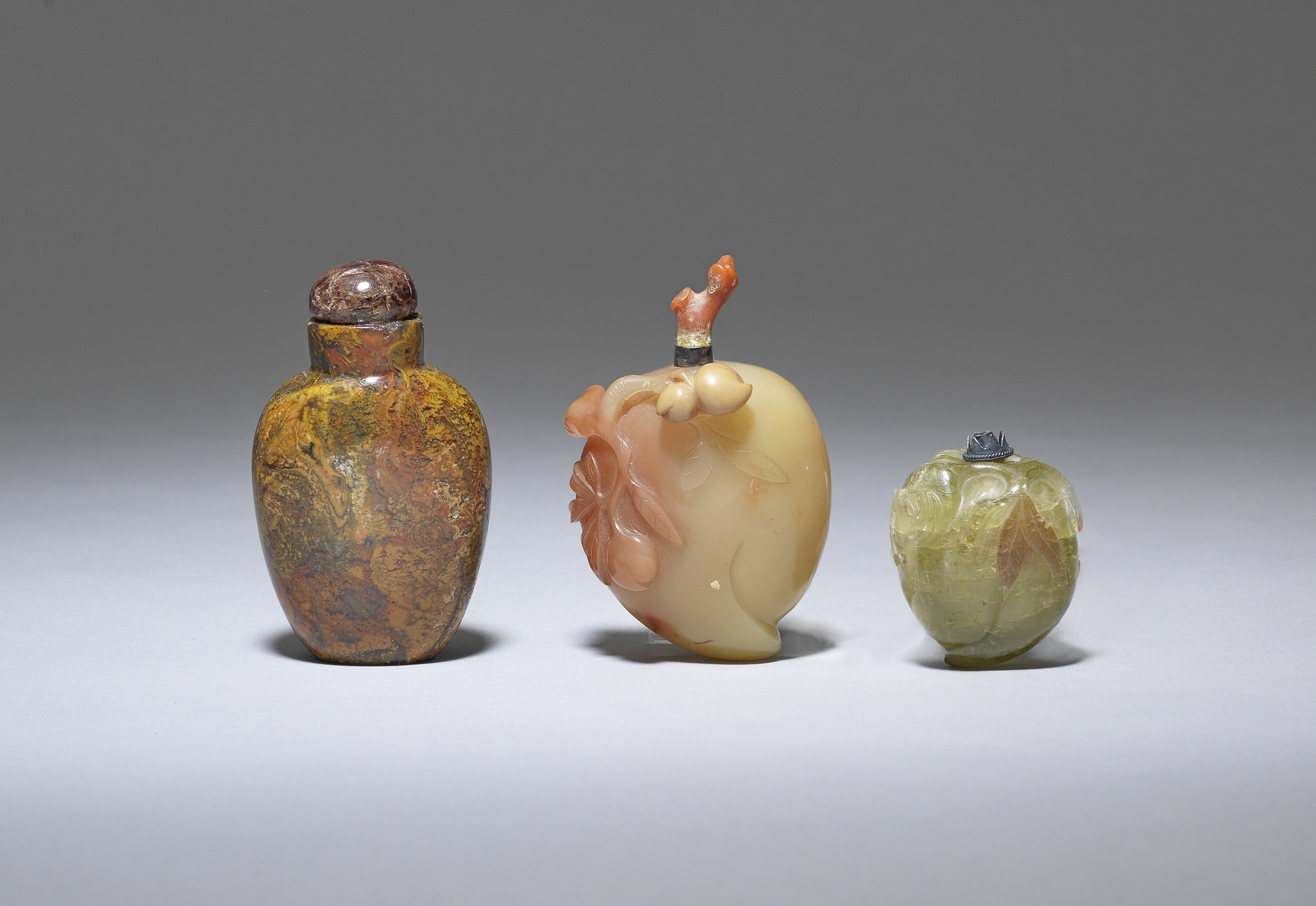 Two agate and a quartz snuff bottle Late Qing Dynasty (3)