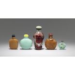 A group of five glass snuff bottles 19th/20th century (9)