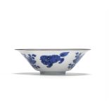 A wucai 'mantouxin' bowl and a blue and white bowl Kangxi (2)