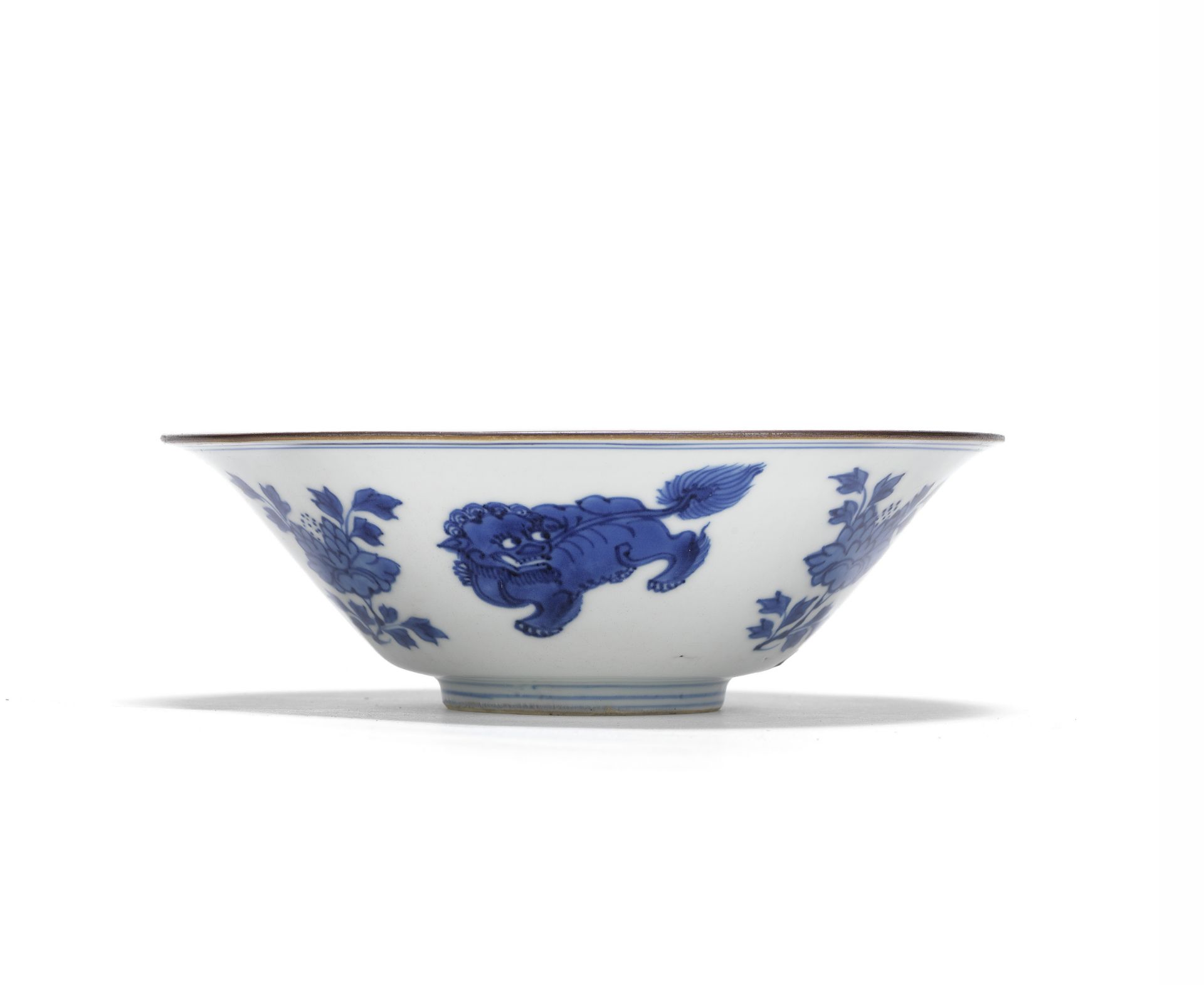 A wucai 'mantouxin' bowl and a blue and white bowl Kangxi (2)