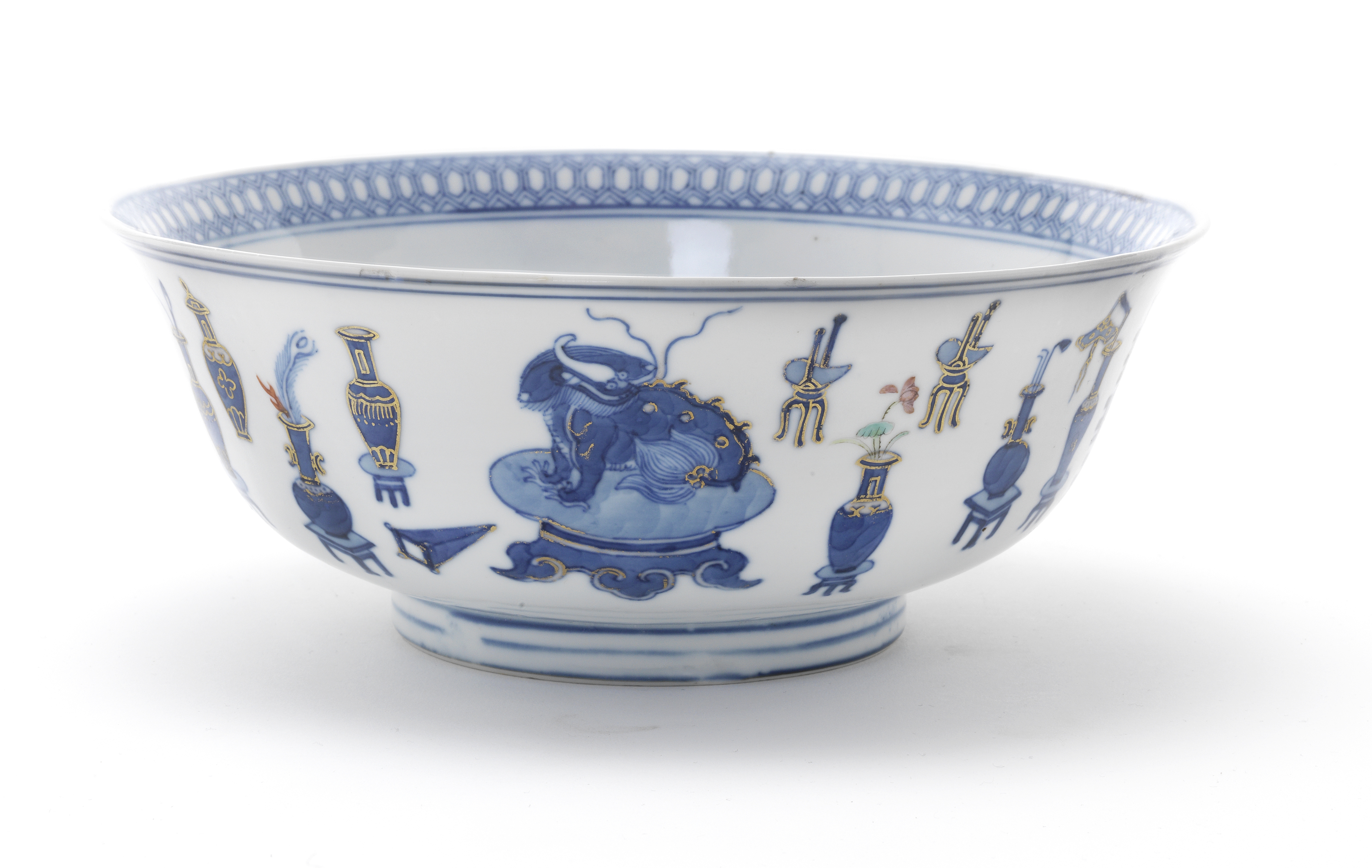 AN UNDERGLAZE BLUE, POLYCHROME ENAMEL AND GILT 'HUNDRED ANTIQUES' BOWL Daoguang six-character mar...